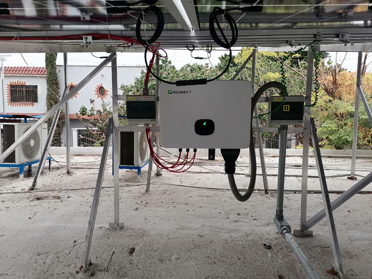 Instalación de inversor solar Growatt en proyecto fotovoltaico La Laguna